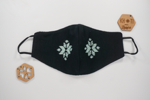 Cargar imagen en el visor de la galería, Máscaras hechas a mano - Khoti (negro)